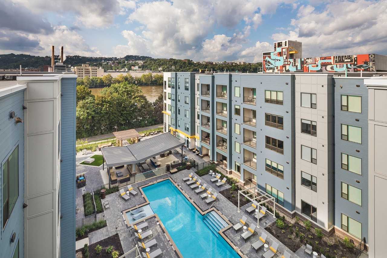 Edge 1909 - Photo 2 of 50