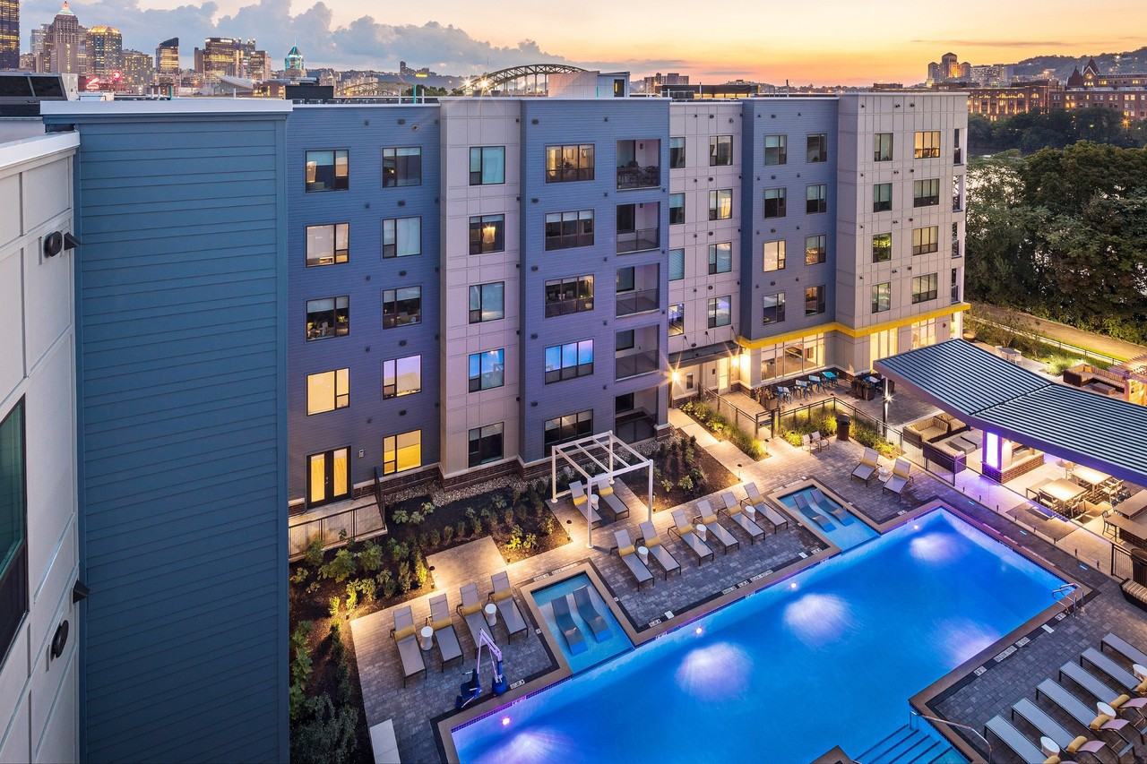 Edge 1909 - Photo 3 of 50