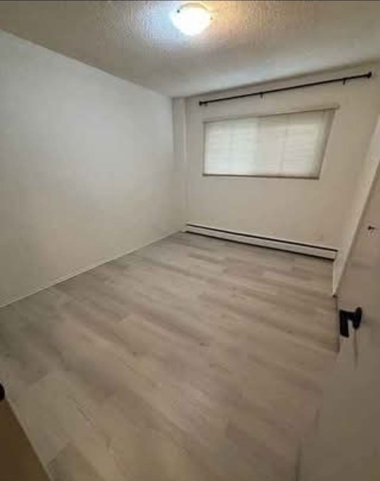 407 1 Avenue Northeast - Photo 2 of 7