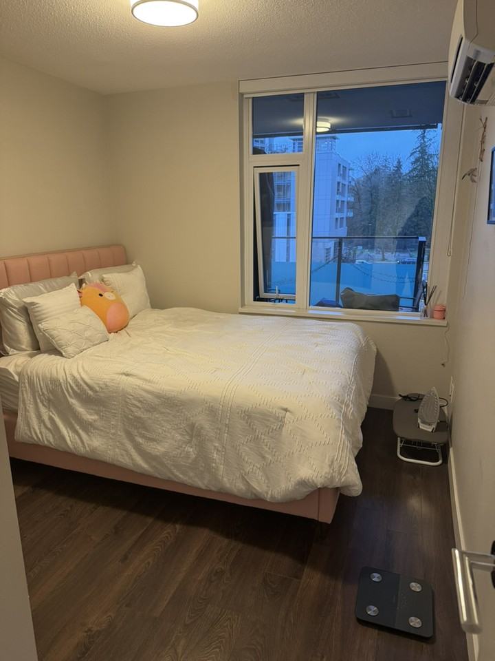 650 Seylynn Cres - Photo 4 of 6