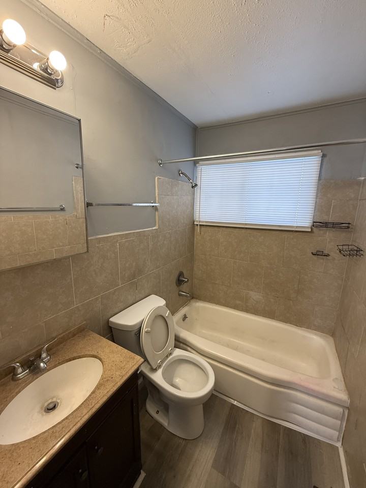 4715 E 33rd St #1 - Photo 5 of 9