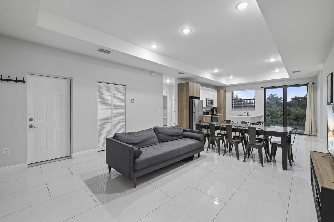 2915 65th St W #1 - Photo 4 of 28