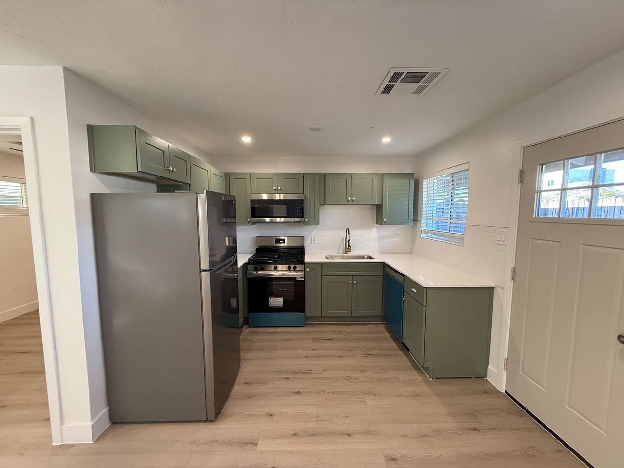 3610 N 27th St - Photo 4 of 29