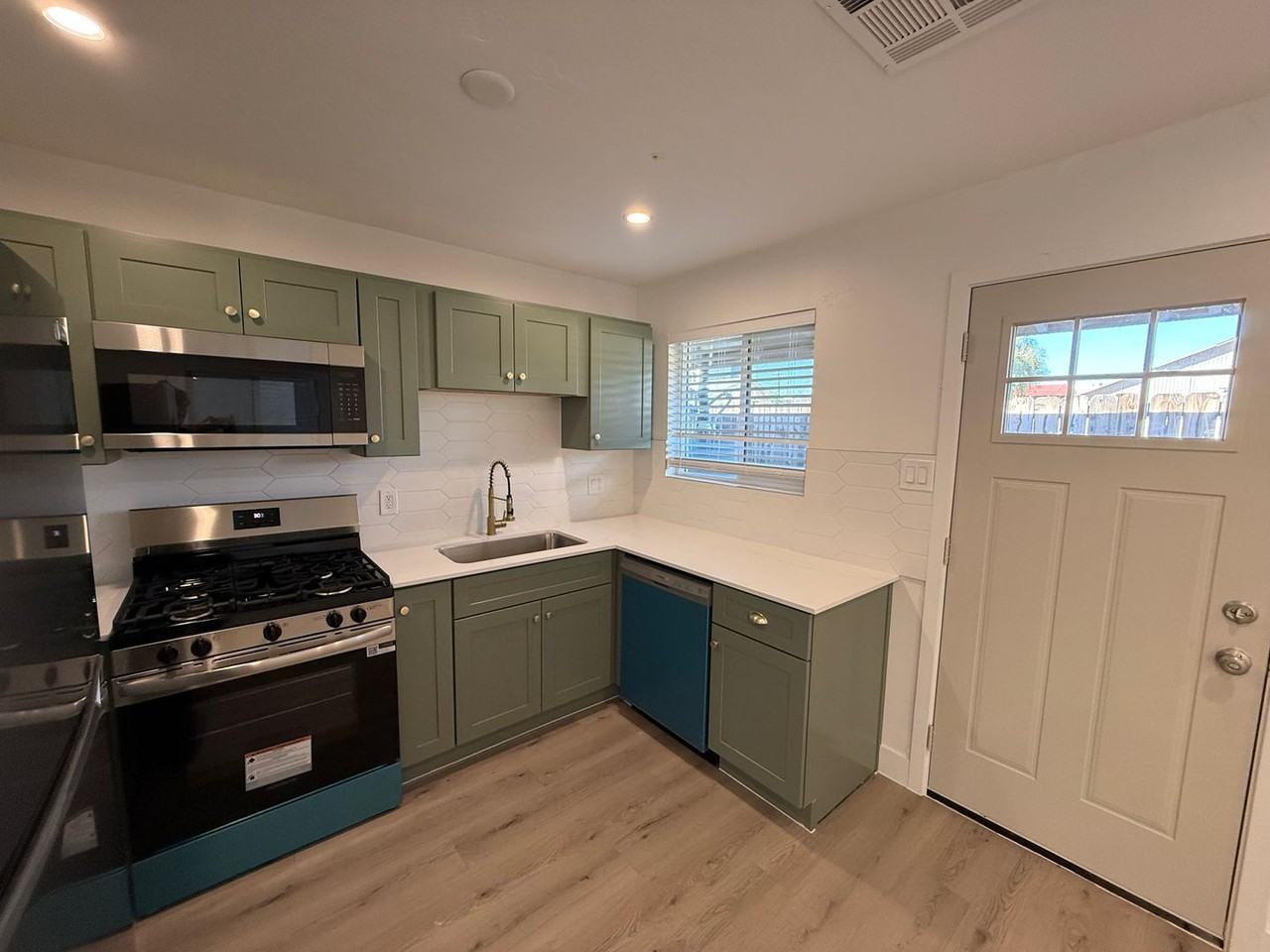 3610 N 27th St - Photo 6 of 29