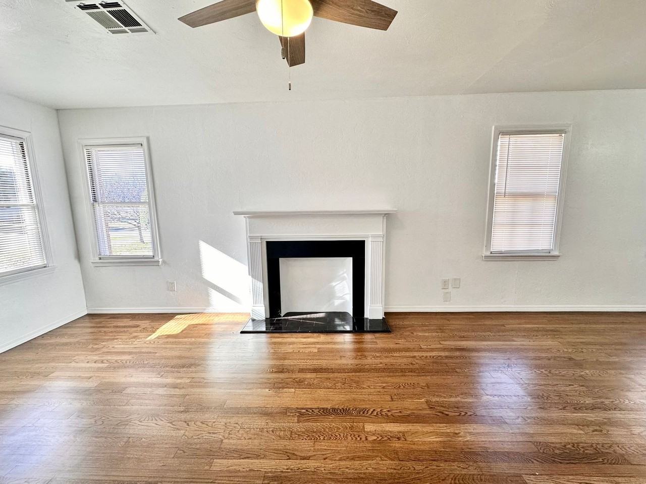 2537 Nw 35th St - Photo 3 of 27