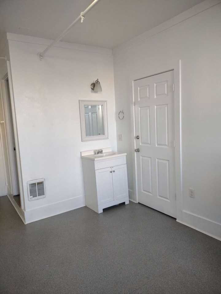 Lincoln Apartments - Photo 5 of 20