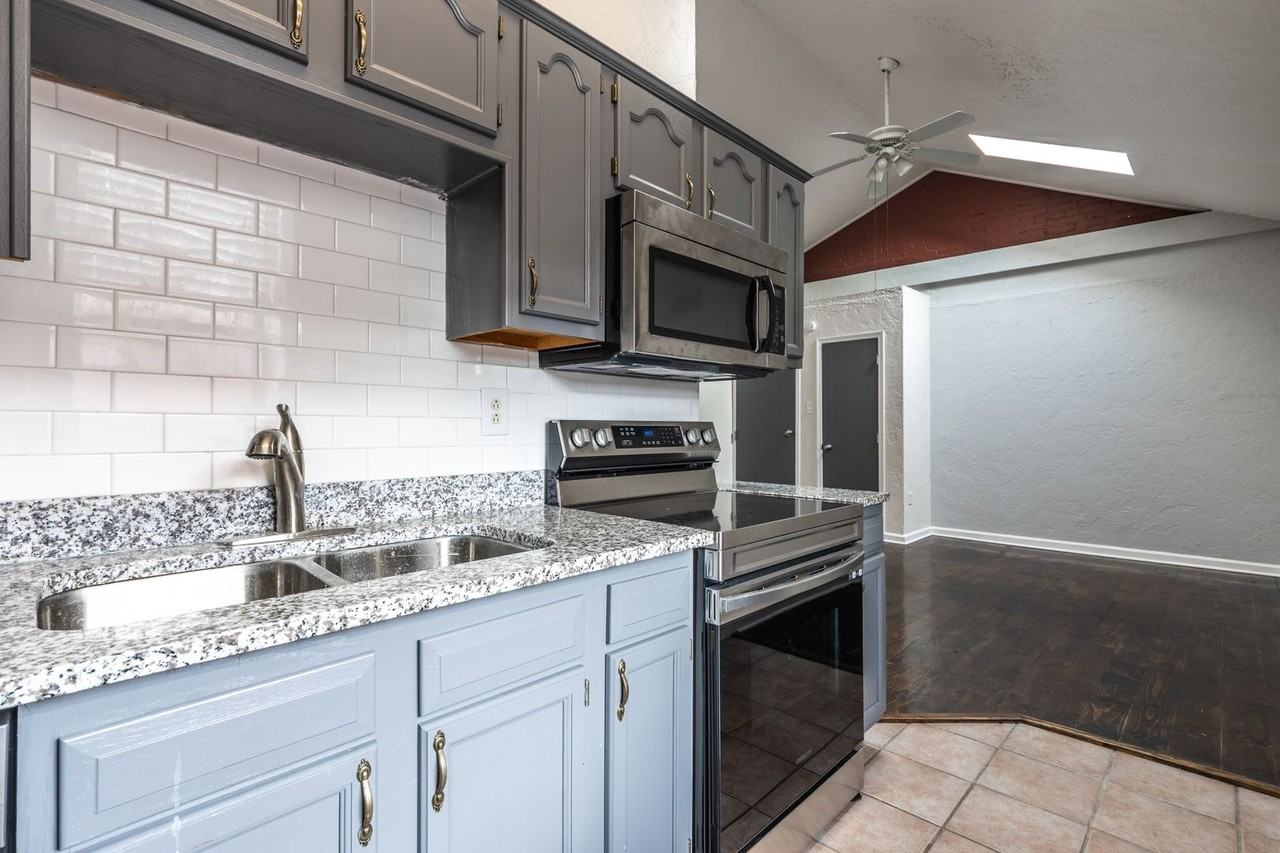 2322 E Carson Street - Photo 6 of 28