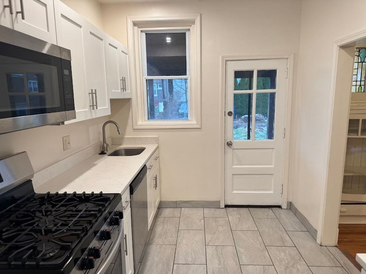 1653 Chislett St - Photo 4 of 20