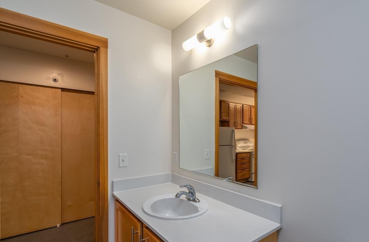 4750 15th Ave Ne - Photo 6 of 37