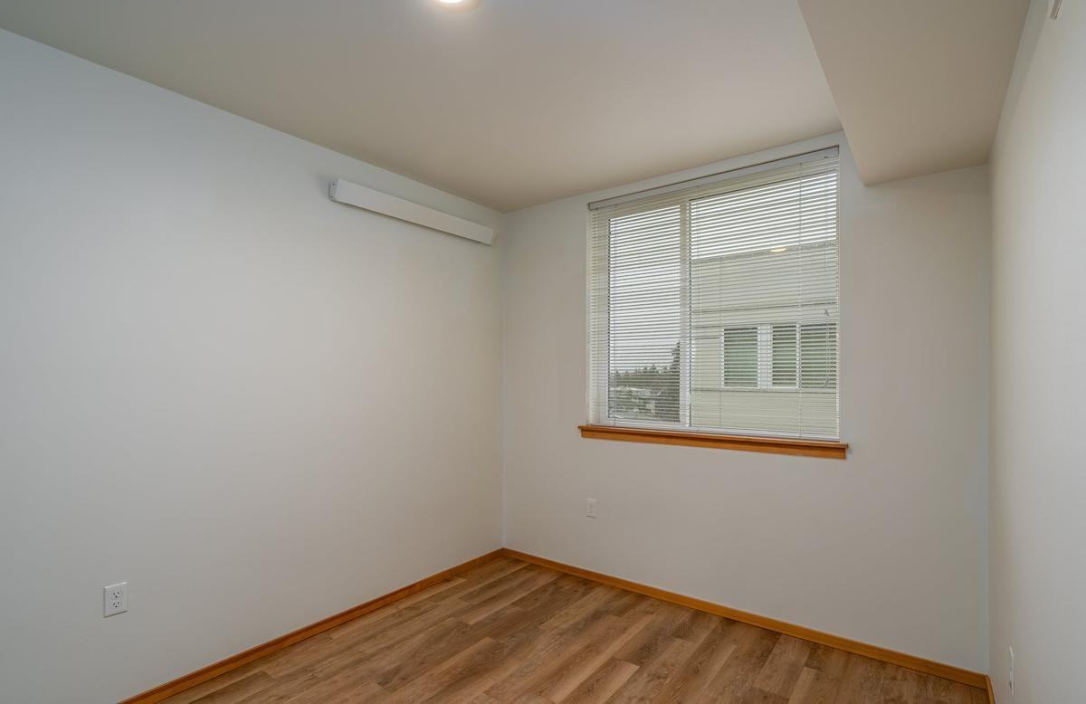 4750 15th Ave Ne - Photo 7 of 37