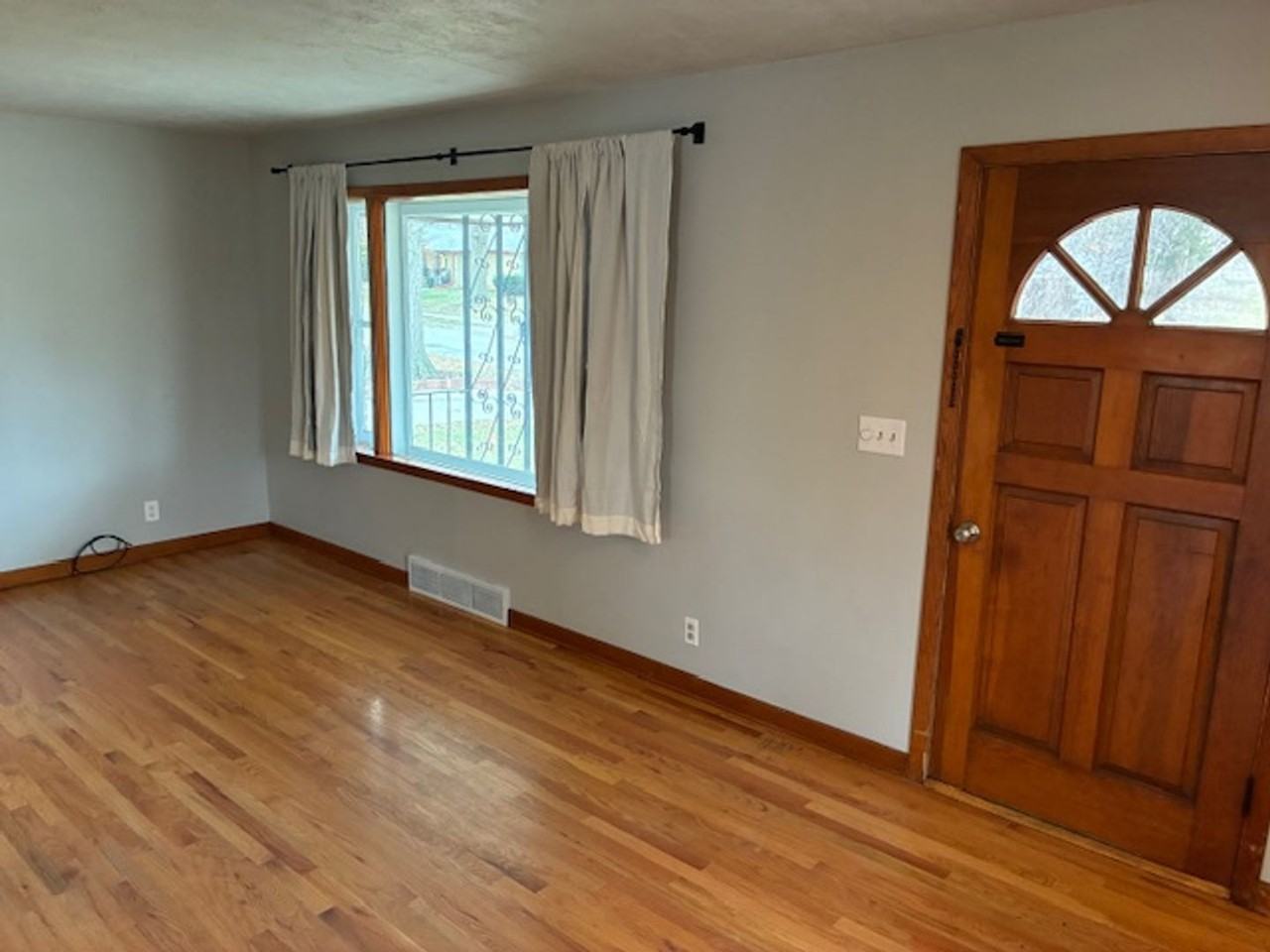 2410 Winthrop Rd - Photo 4 of 26