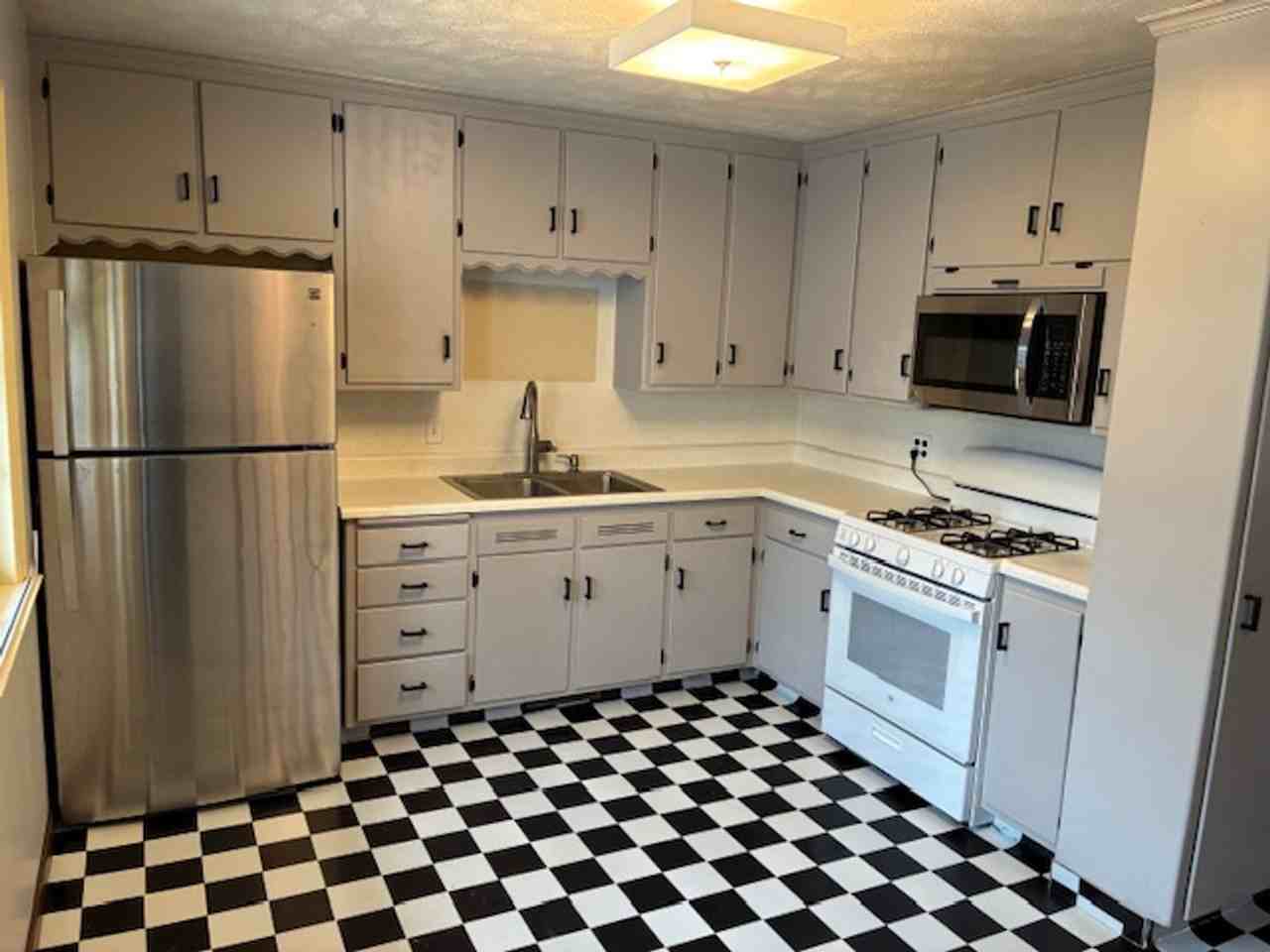 2410 Winthrop Rd - Photo 7 of 26