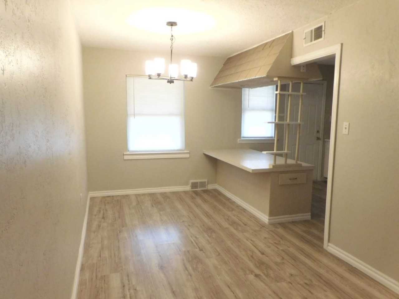 2207 Nw 22nd St - Photo 4 of 11