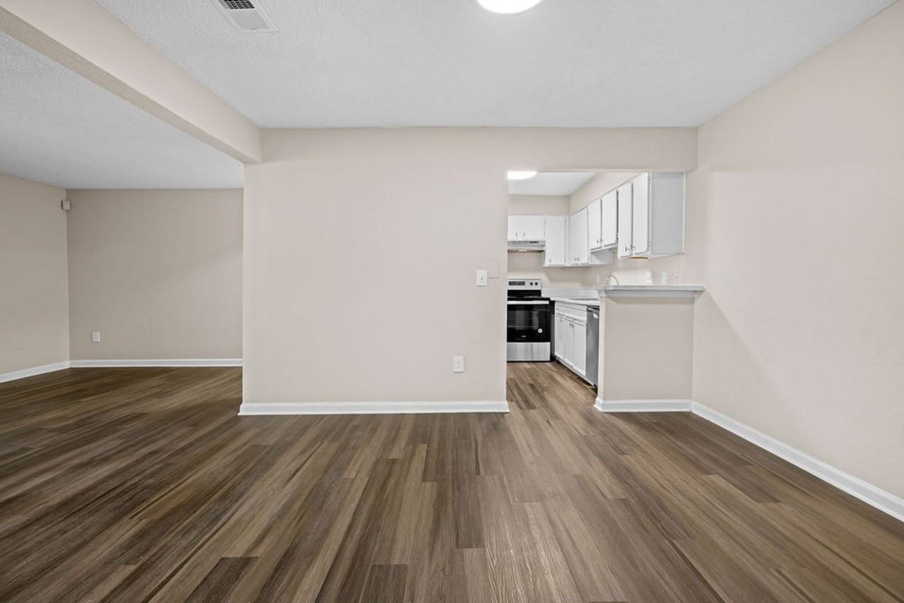 Castle Creek Apartments - Photo 5 of 34