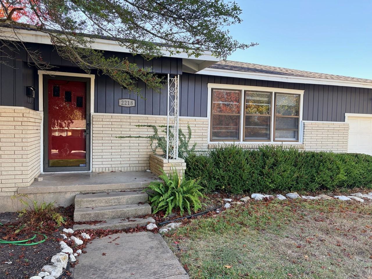 2218 Rosewood Dr - Photo 2 of 9