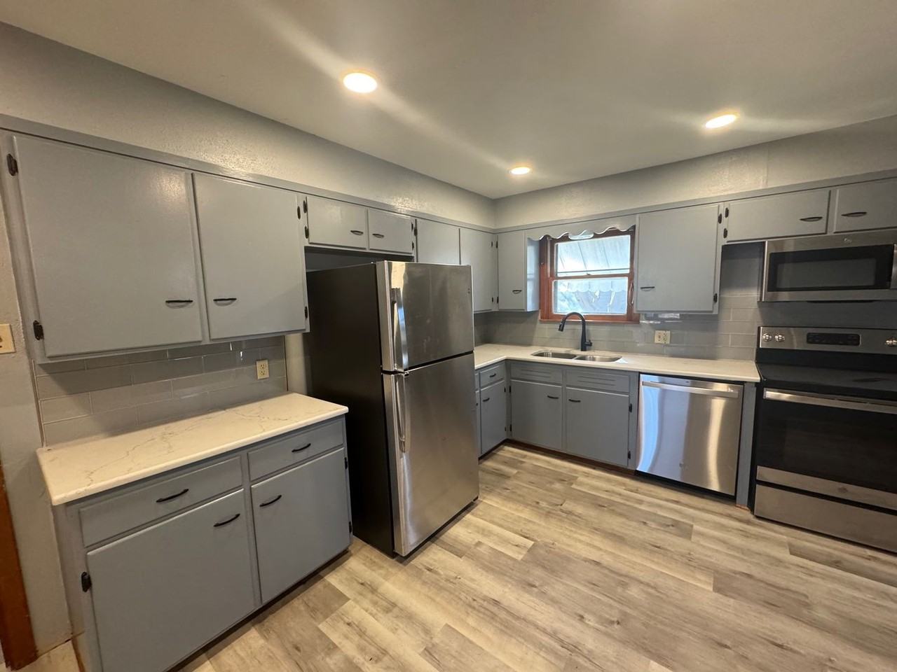 2218 Rosewood Dr - Photo 4 of 9