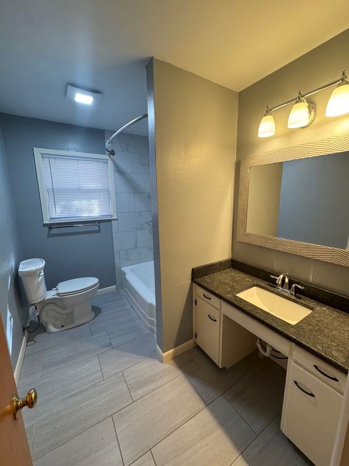 2218 Rosewood Dr - Photo 5 of 9