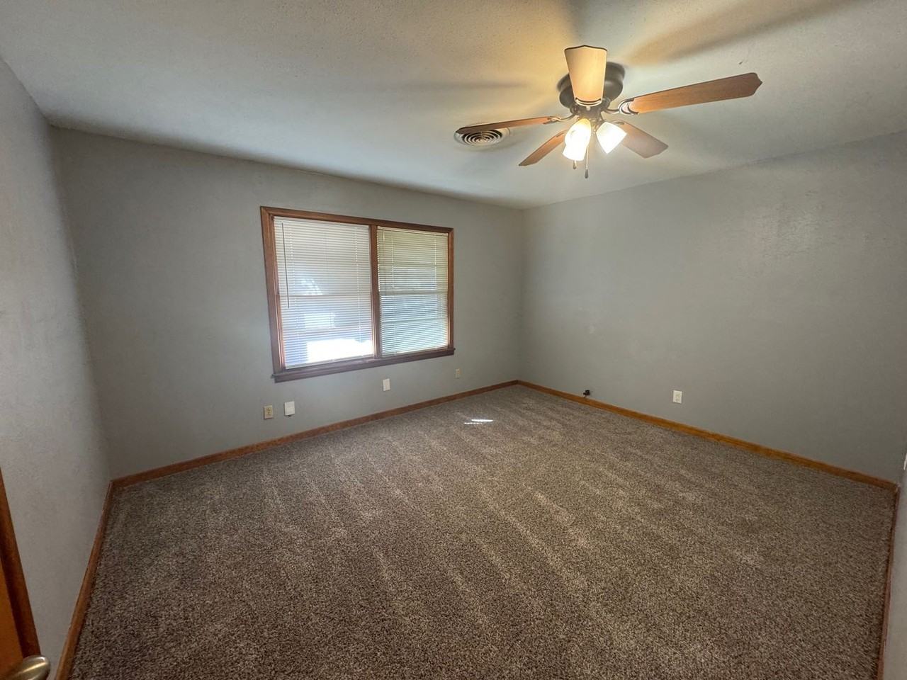 2218 Rosewood Dr - Photo 6 of 9