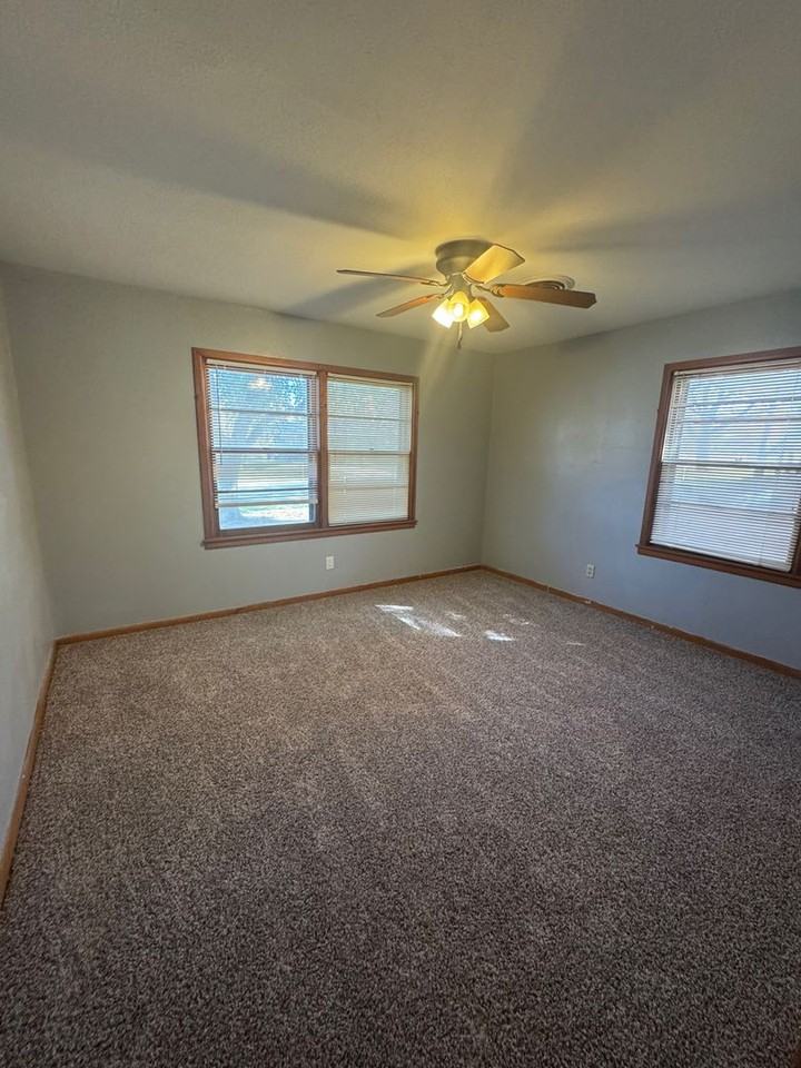 2218 Rosewood Dr - Photo 7 of 9