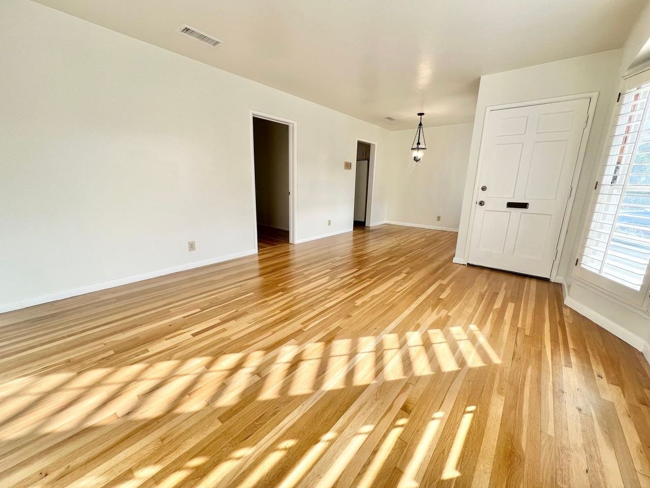 4544 Dunrobin Ave - Photo 2 of 33