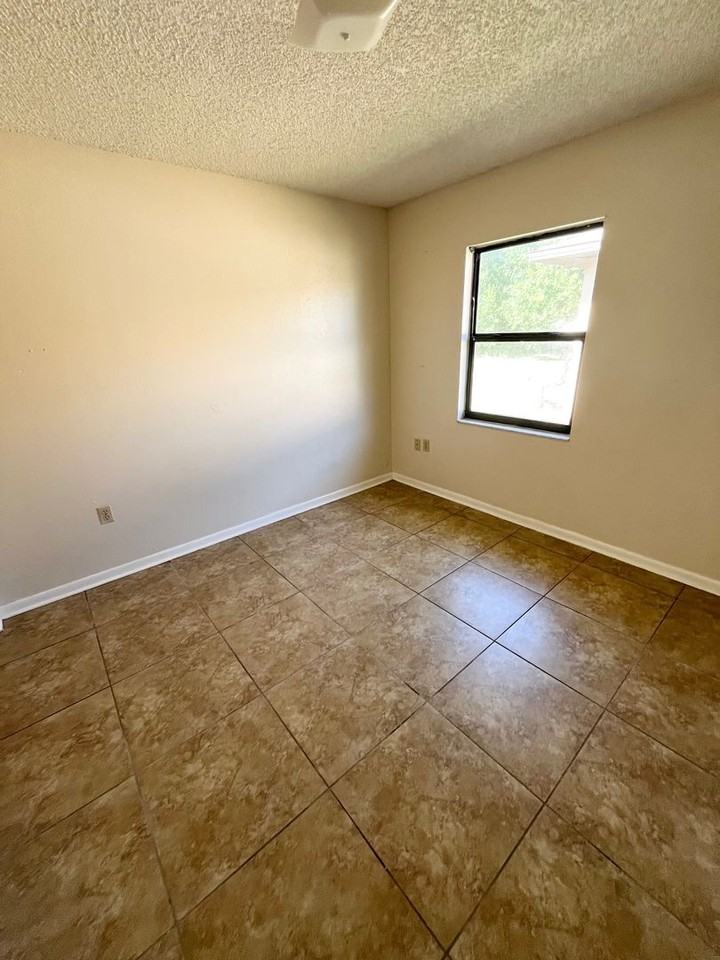 521 Oregon Ave - Photo 3 of 10