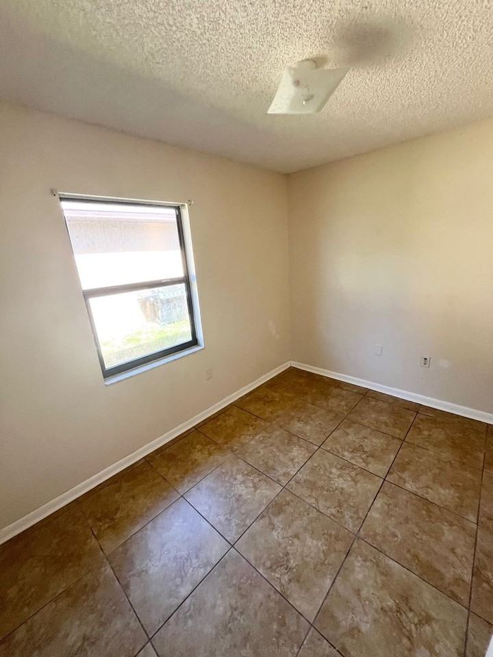 521 Oregon Ave - Photo 4 of 10