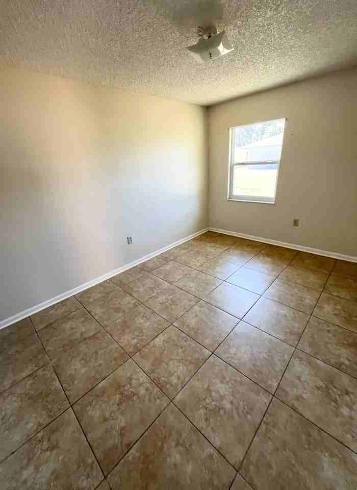 521 Oregon Ave - Photo 5 of 10