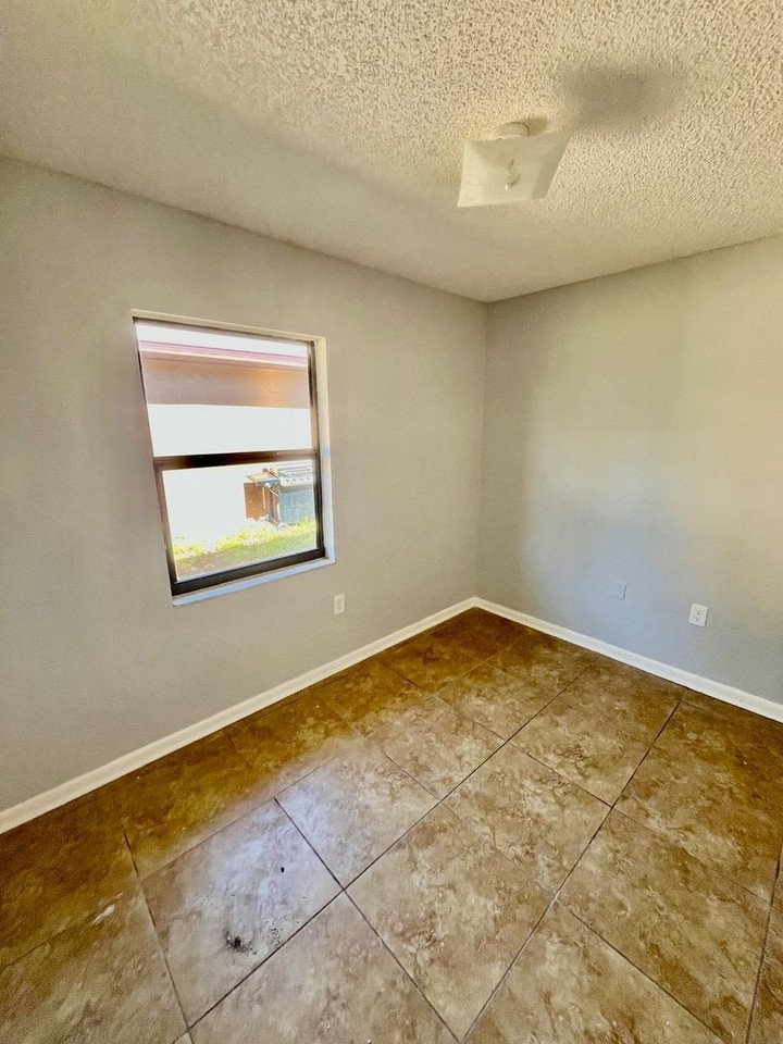 521 Oregon Ave - Photo 7 of 10