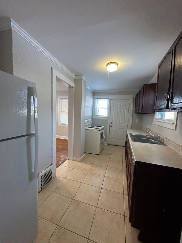 339 Kansas Ave - Photo 3 of 6