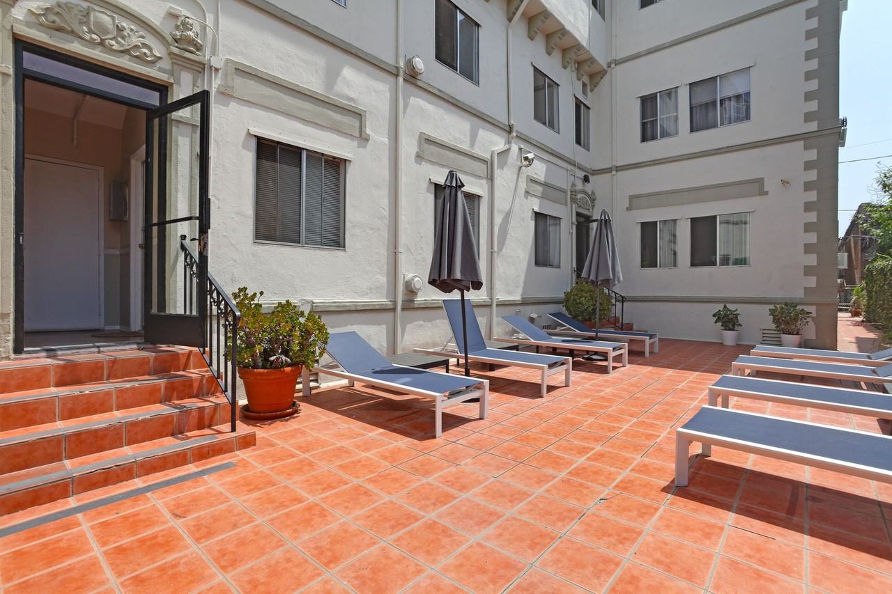 722 S Manhattan Place - Photo 2 of 12