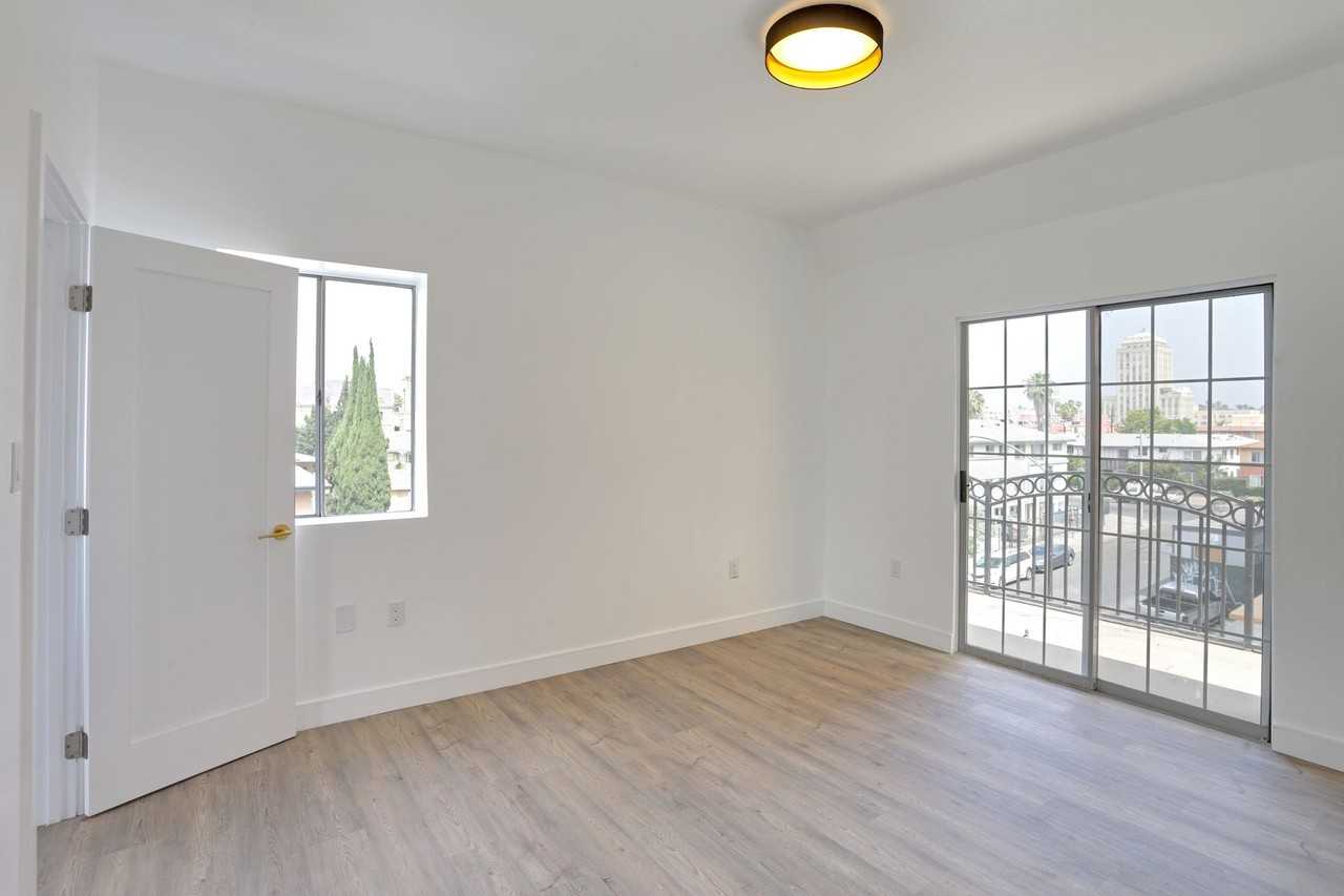 722 S Manhattan Place - Photo 3 of 12