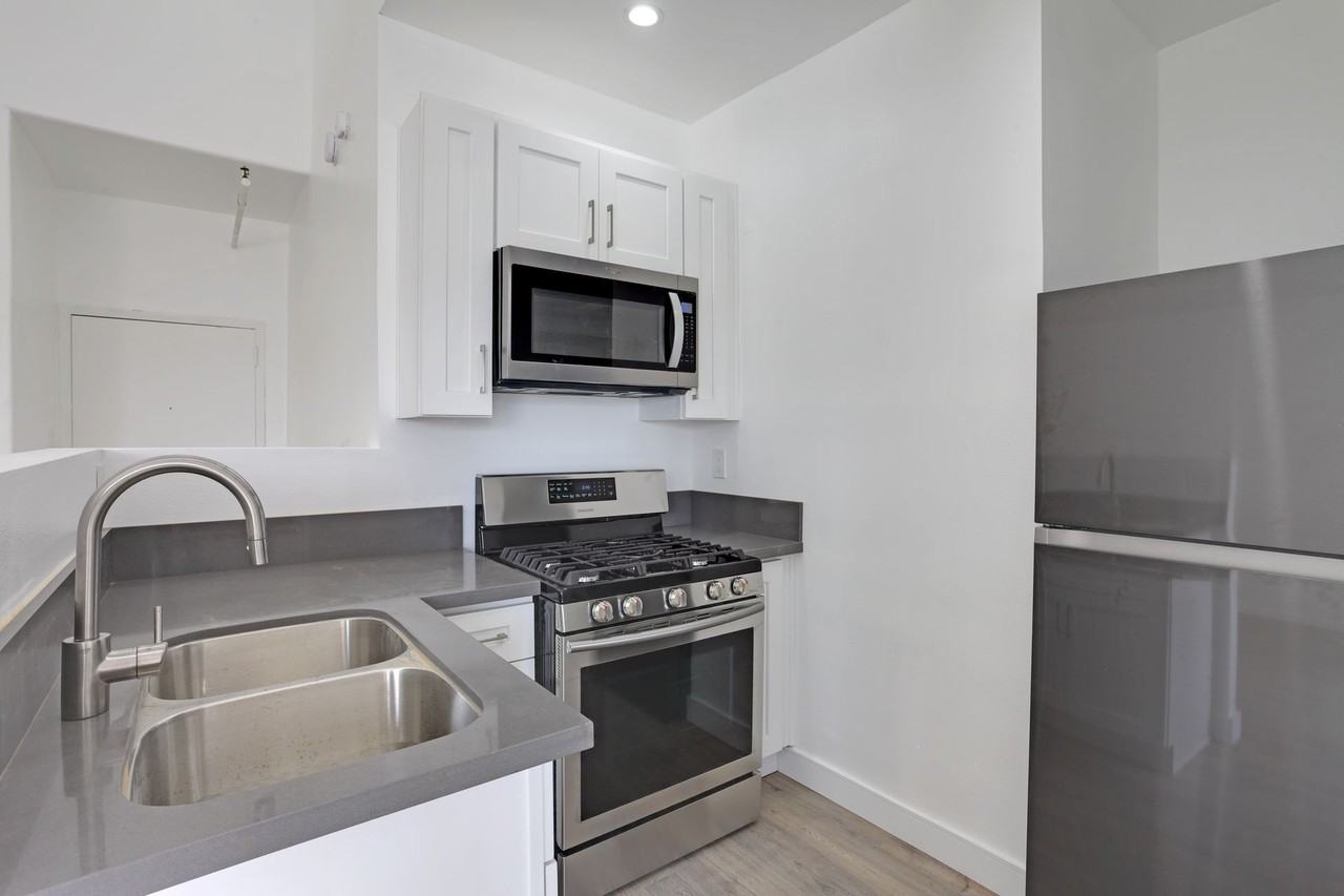 722 S Manhattan Place - Photo 5 of 12