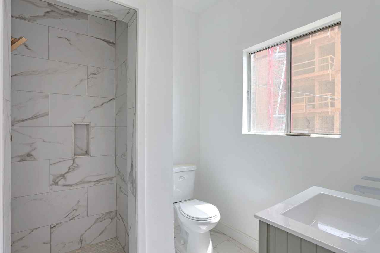 722 S Manhattan Place - Photo 6 of 12