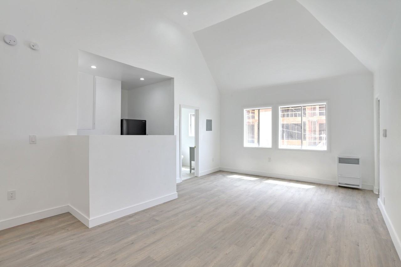 722 S Manhattan Place - Photo 7 of 12