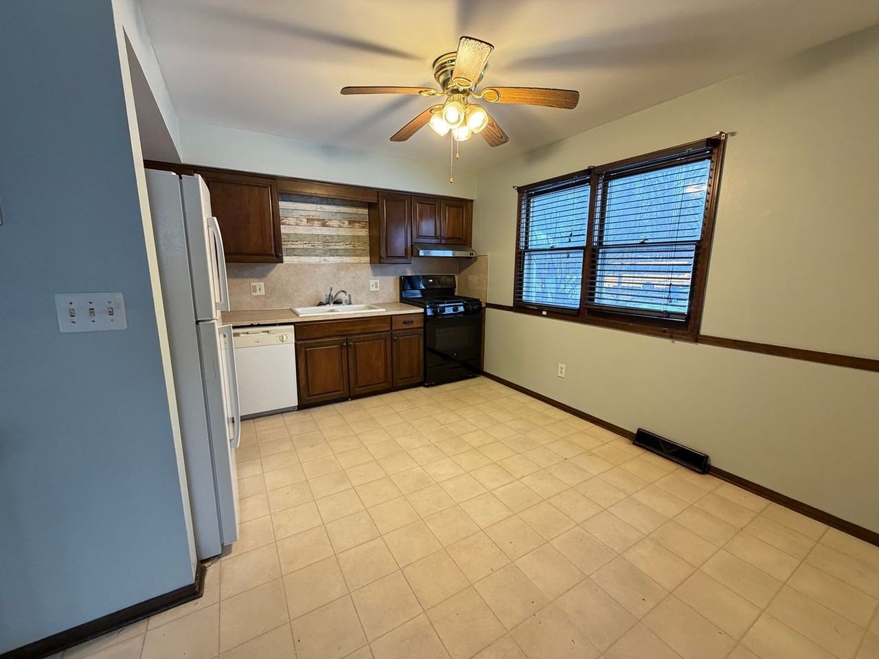 3992 Camelot Dr Se - Photo 6 of 22