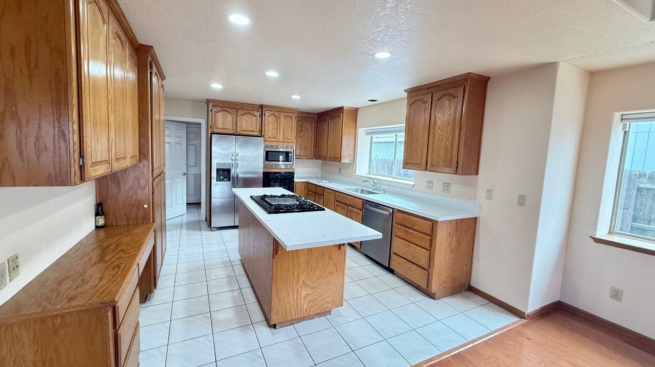 1933 Seal Way - Photo 2 of 19