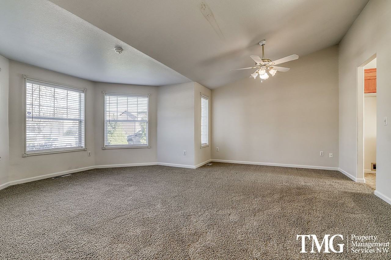 734 E 15th Cir - Photo 3 of 31