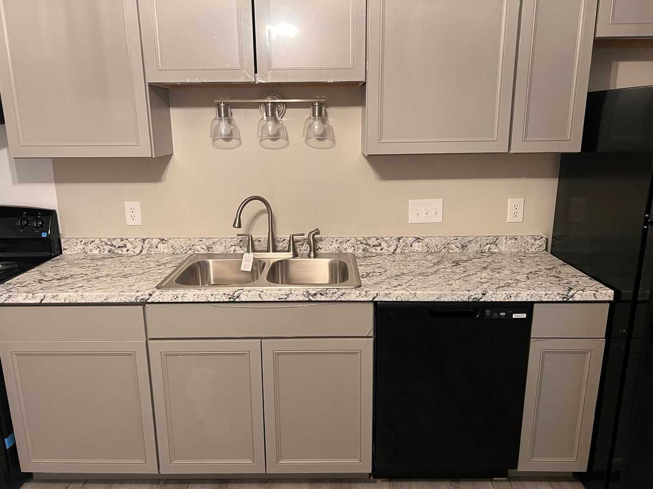 817 Odom Dr - Photo 2 of 11