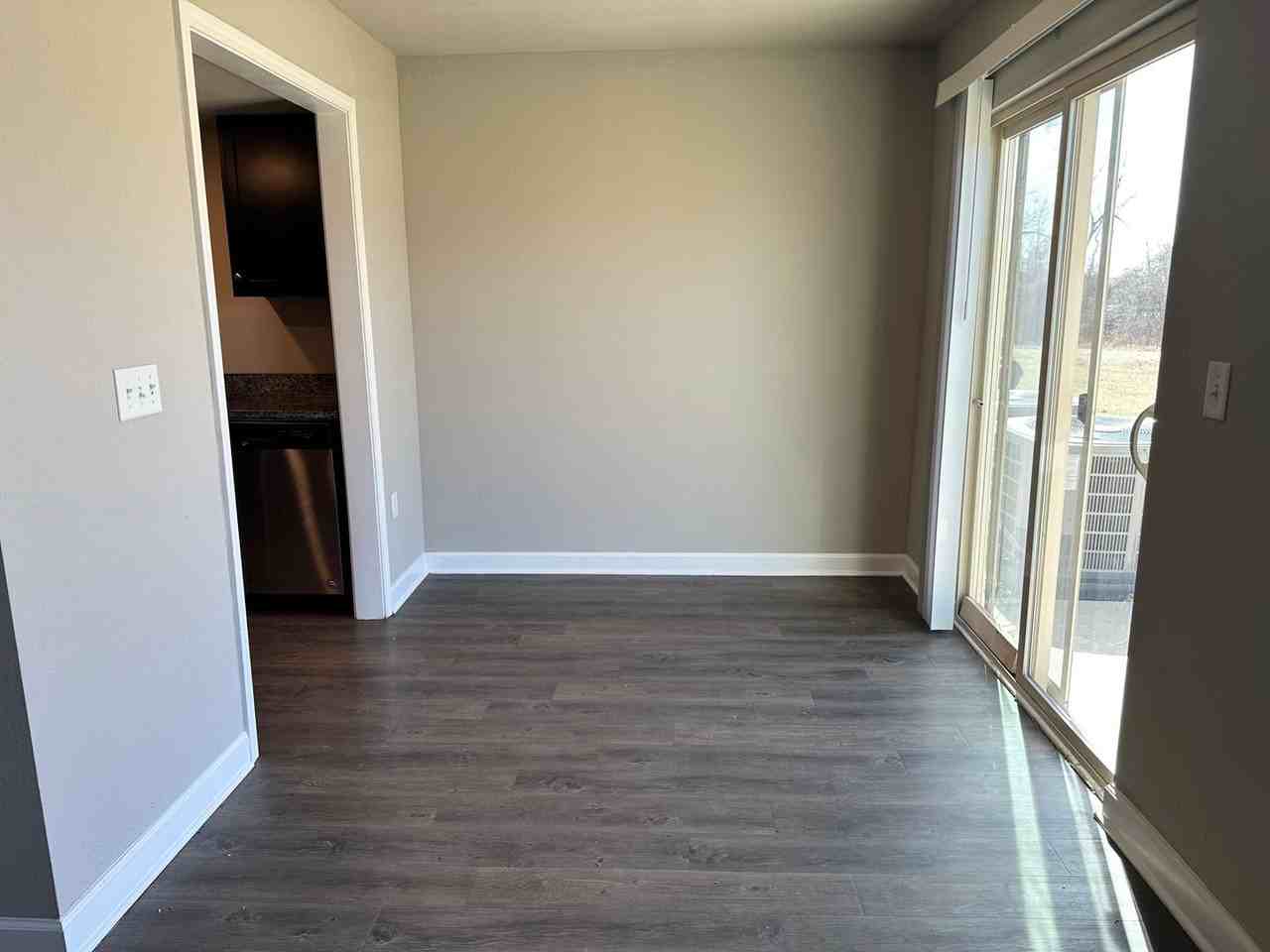 1422 Ne Mary Ct - Photo 7 of 16