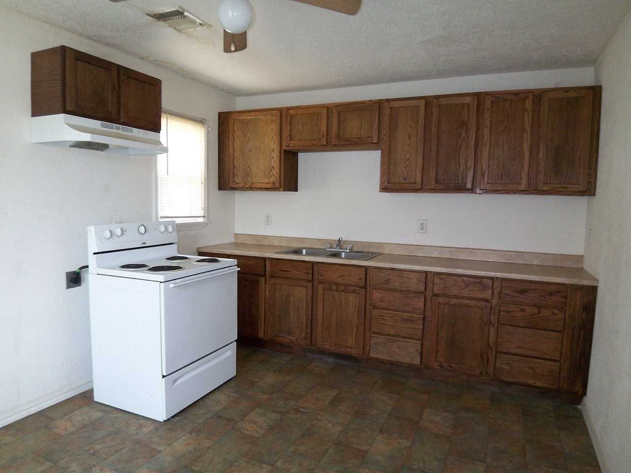 1406 Sw 46th Ave - Photo 3 of 4