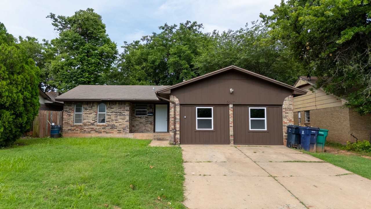 5017 S Briarwood Dr - Photo 2 of 25