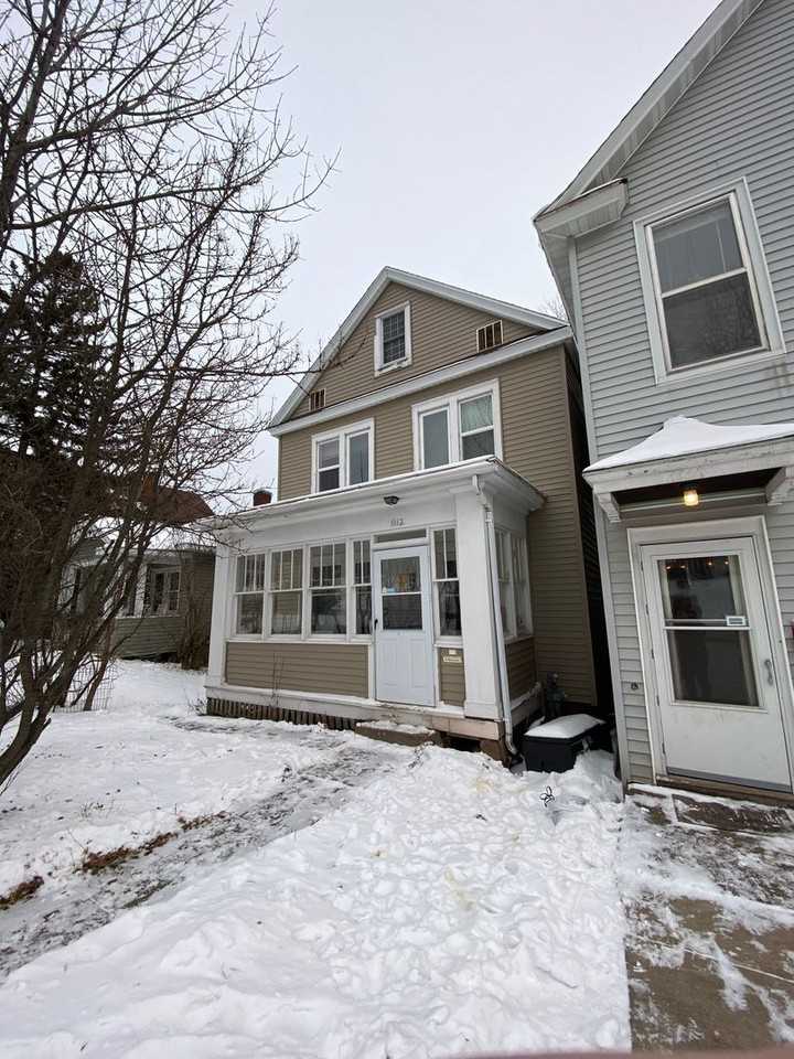 1112 E 6th St - Photo 2 of 21