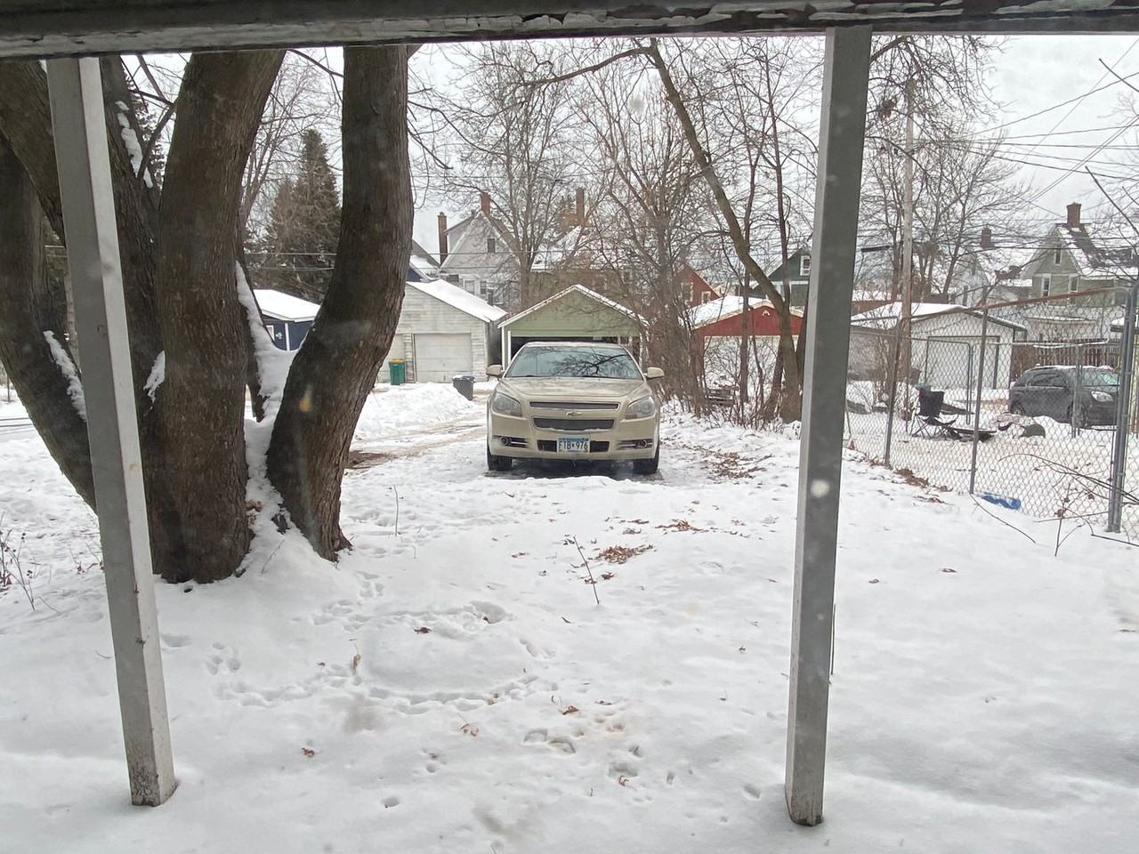 1112 E 6th St - Photo 3 of 21