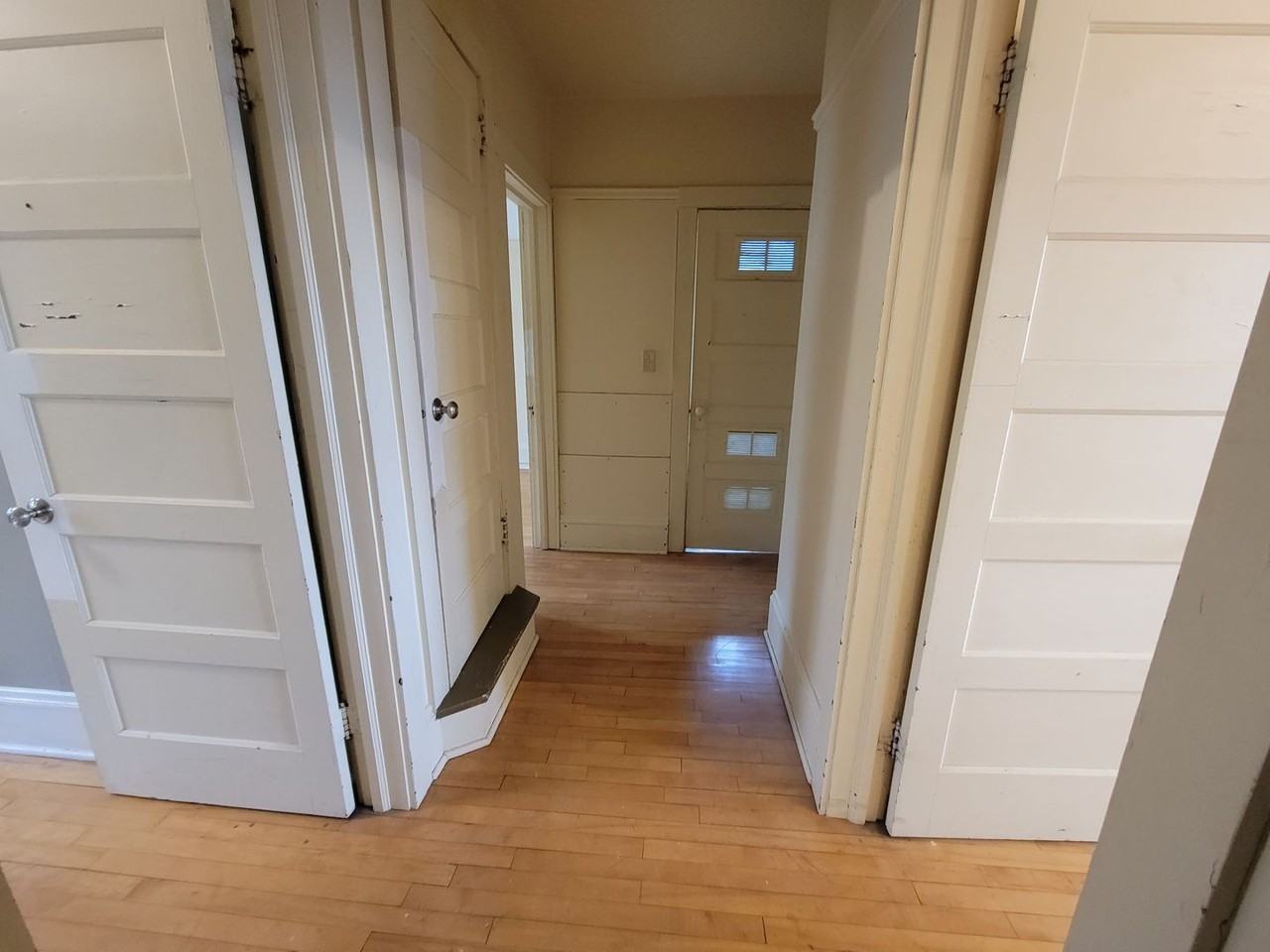 1112 E 6th St - Photo 5 of 21