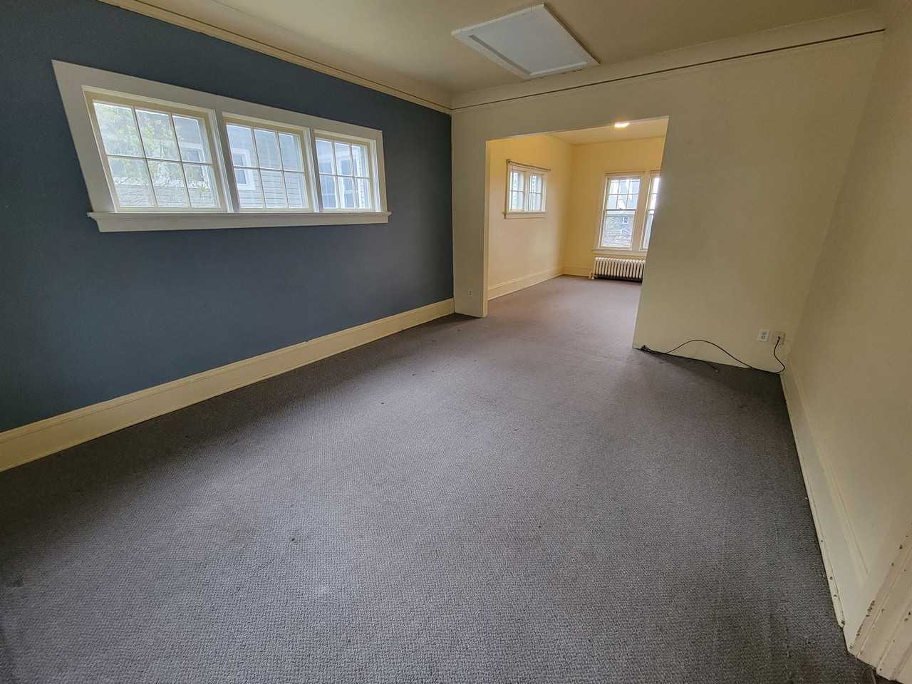 1112 E 6th St - Photo 3 of 22