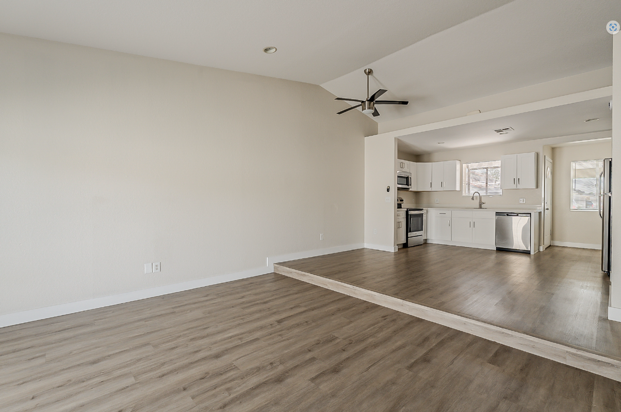 3054 N 24th Ln - Photo 6 of 17