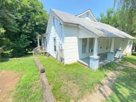 featured image of 704 W 8th St Apt A #Apt A