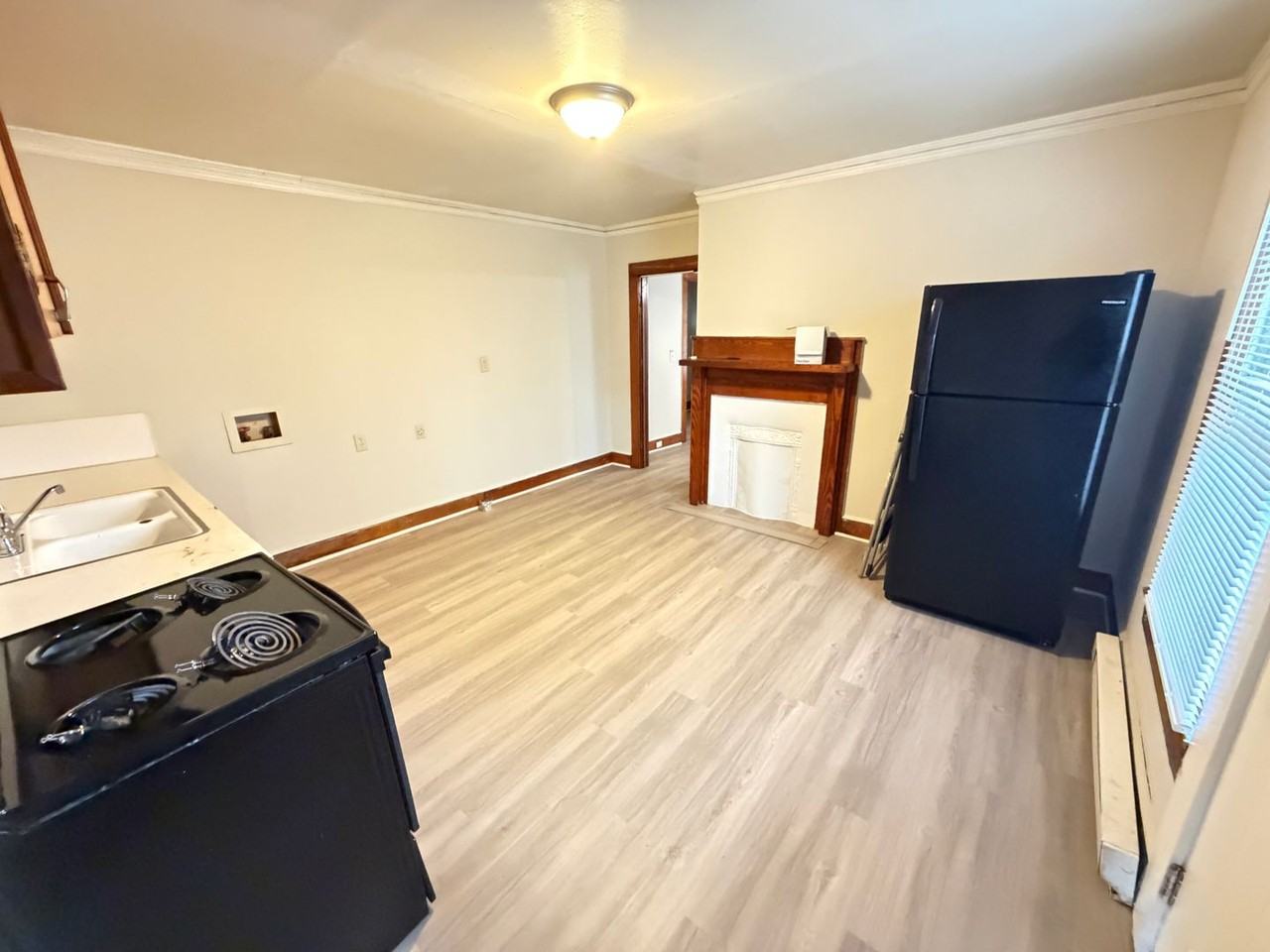 704 W 8th St Apt A - Photo 3 of 13