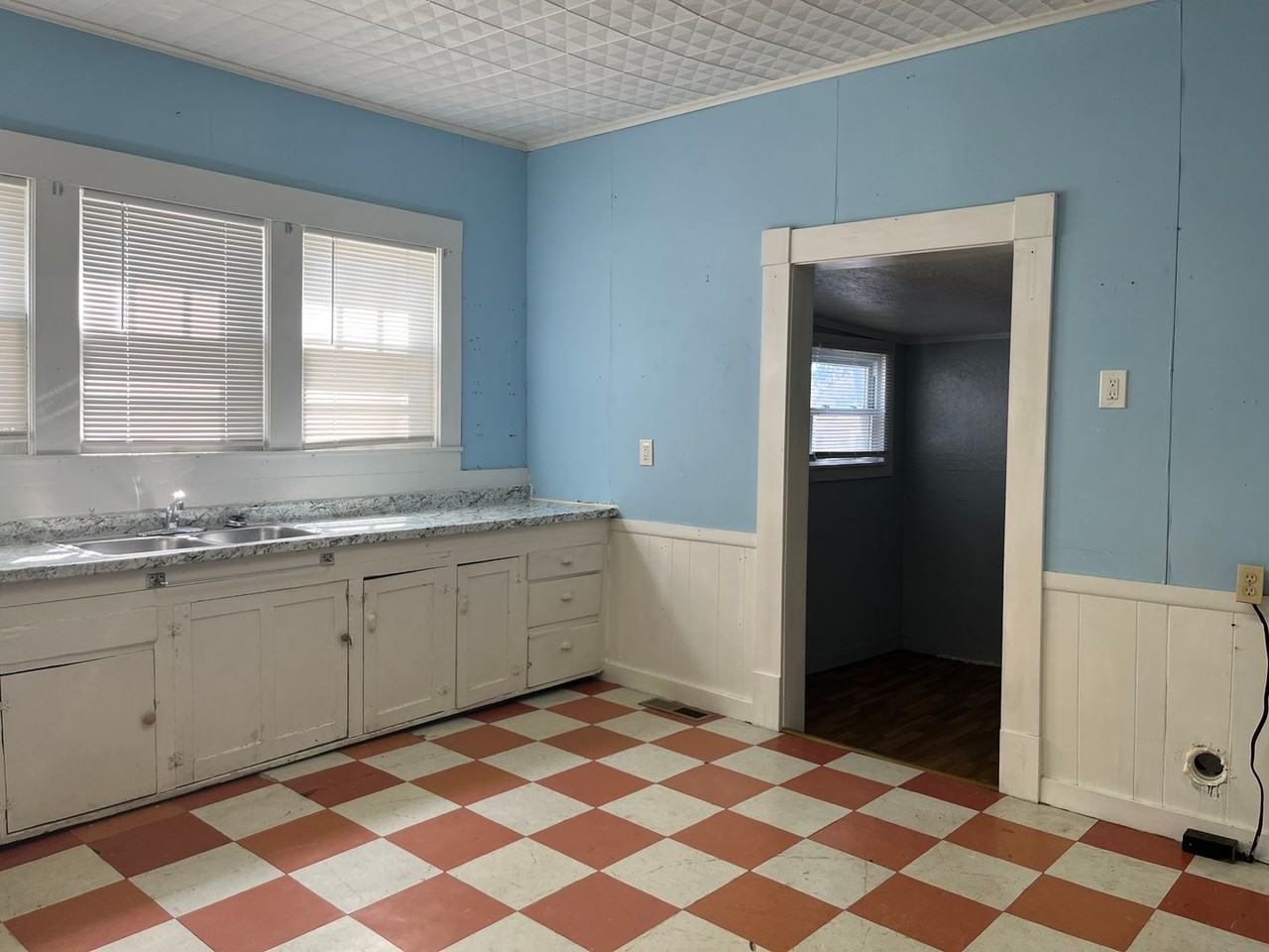 121 W Kansas St - Photo 5 of 17