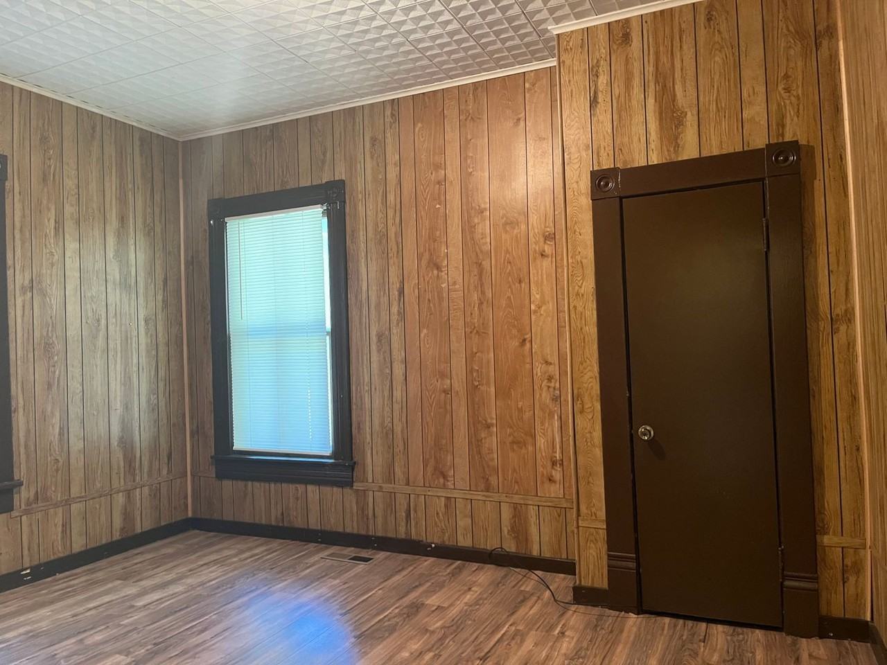 121 W Kansas St - Photo 7 of 17